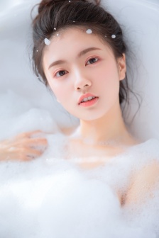 红杏枝头春意